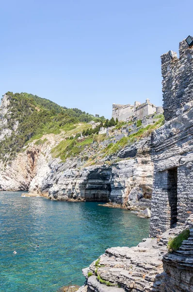 Portovenere, İtalya. Güzel bir sahil köyü, ünlü şairler körfezi, deniz tatilleri için popüler bir turizm merkezi olan Byron 'un şiirlerine ilham kaynağı olan ve bozulmamış doğada iz süren. Şairler Körfezi.