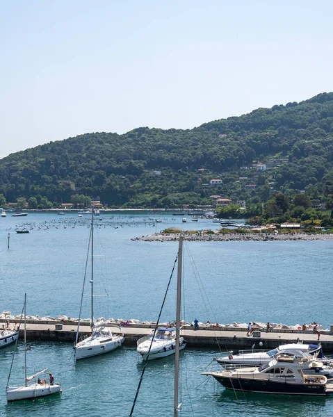 Portovenere, İtalya. Güzel bir sahil köyü, ünlü şairler körfezi, deniz tatilleri için popüler bir turizm merkezi olan Byron 'un şiirlerine ilham kaynağı olan ve bozulmamış doğada iz süren. Turizm limanı.