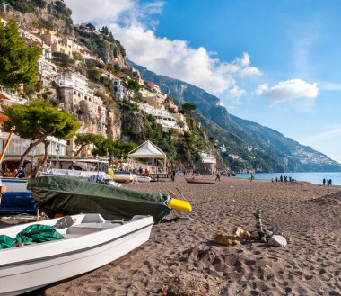 Positano, Napoli Körfezi 'nin arkasındaki ünlü Amalfi Sahili' nde ve Amalfi, Sorrento ve Pompeii yakınlarındaki görkemli bir köy ve sahil beldesi..