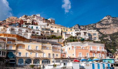 Positano, Napoli Körfezi 'nin arkasındaki ünlü Amalfi Sahili' nde ve Amalfi, Sorrento ve Pompeii yakınlarındaki görkemli bir köy ve sahil beldesi..