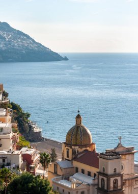 Positano, Napoli Körfezi 'nin arkasındaki ünlü Amalfi Sahili' nde ve Amalfi, Sorrento ve Pompeii yakınlarındaki görkemli bir köy ve sahil beldesi..