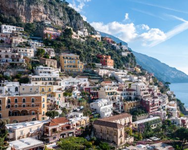 Positano, Napoli Körfezi 'nin arkasındaki ünlü Amalfi Sahili' nde ve Amalfi, Sorrento ve Pompeii yakınlarındaki görkemli bir köy ve sahil beldesi..