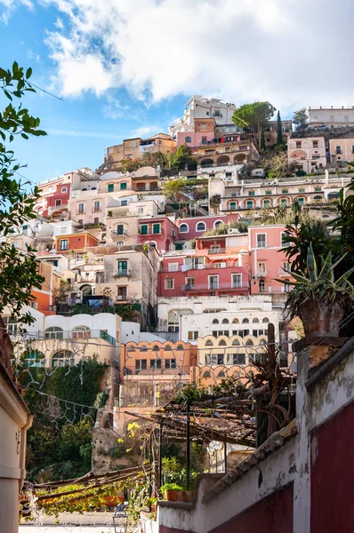 Positano, Napoli Körfezi 'nin arkasındaki ünlü Amalfi Sahili' nde ve Amalfi, Sorrento ve Pompeii yakınlarındaki görkemli bir köy ve sahil beldesi..