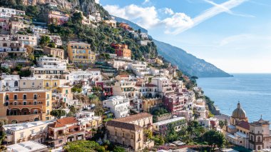 Positano, Napoli Körfezi 'nin arkasındaki ünlü Amalfi Sahili' nde ve Amalfi, Sorrento ve Pompeii yakınlarındaki görkemli bir köy ve sahil beldesi..