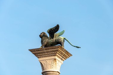 Venedik, Saint Mark 'ın Aslanı manzarası, Dul Sarayı' nın önündeki sütun. Göl kenti, kanallar ve karnaval maskeleri tüm dünyada meşhurdur..