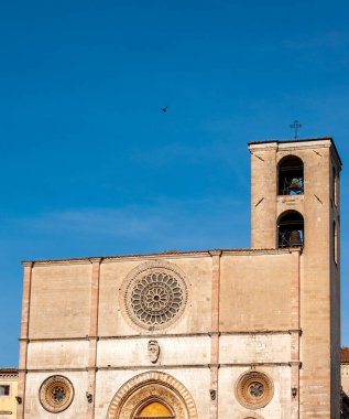 Todi Umbria, İtalya 'da. Ortaçağ binalarıyla dolu antik köy manzarası. Etrurya zamanından beri tepelerde yükselir ve Tiber nehri vadisine bakar..