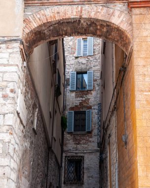Todi Umbria, İtalya 'da. Ortaçağ binalarıyla dolu antik köy manzarası. Etrurya zamanından beri tepelerde yükselir ve Tiber nehri vadisine bakar..
