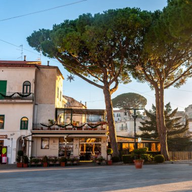 Ravello, ünlü Amalfi Sahili 'nde, Napoli Körfezi' nin arkasında, Amalfi, Sorrento ve Pompeii yakınlarında muhteşem bir köy ve turizm beldesi..