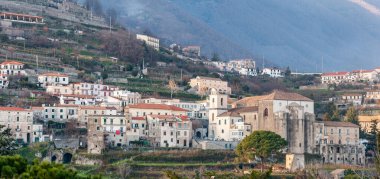 Ravello yakınlarındaki küçük bir köy olan Scala, ünlü Amalfi Sahili 'nde, Napoli Körfezi' nin arkasında ve yakınında Amalfi, Sorrento ve Pompei 'ye yakın bir turizm beldesi..