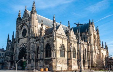 Bordeaux, Fransa. Büyüleyici Unesco Dünya Mirası şehrindeki San Michele Bazilikası 'nın manzarası, şaraplarıyla ünlü, şarap yolu boyunca uzanan üzüm bağlarında üretiliyor..