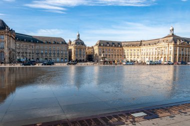 Bordeaux, Fransa. Sarayın ve borsa meydanının manzarası, şehrin ünlü yansıyan göleti, Unesco 'nun kaliteli şaraplarıyla ünlü bir Dünya Mirası Alanı ilan etti..