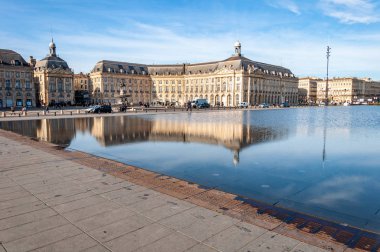 Bordeaux, Fransa. Sarayın ve borsa meydanının manzarası, şehrin ünlü yansıyan göleti, Unesco 'nun kaliteli şaraplarıyla ünlü bir Dünya Mirası Alanı ilan etti..