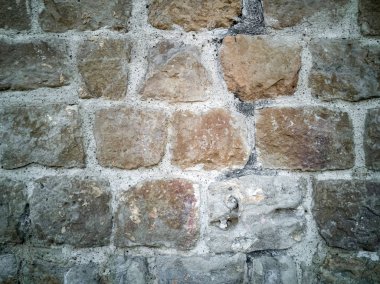 Zamanla aşınan elle oyulmuş taşlardan yapılmış eski bir İtalyan evinin tipik ayrıntıları..