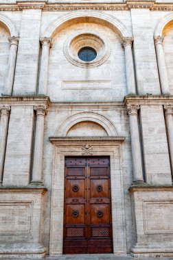 Pienza Toskana, İtalya 'da. Varsayımın Katedrali 'nin dış görünüşü. Unesco Heritage, Rönesans 'ın ideal şehri. Pecorino di Pienza peyniri ile ünlüdür..