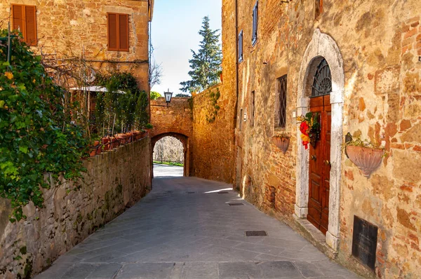 意大利托斯卡纳的Pienza 联合国文化遗产村 在文艺复兴时期被称为理想城市 在高墙的保护下 皮科里诺猪 奶酪而闻名 图库图片