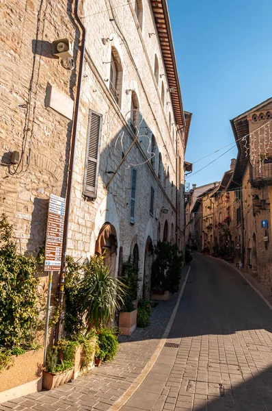 Assisi, barış şehri, İtalya. Unesco Dünya Mirası, Saint Francis 'in doğduğu yer. Tarihi merkezde bir cadde manzarası.