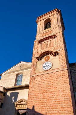 Bettona, Etrurya kökenli Umbria köyü, İtalya. Assisi yakınlarında, Tiber nehrinin kıyısındaki Martani dağlarından yükselir. Santa Maria Maggiore Kilisesi 'nin cephe ve çan kulesi
