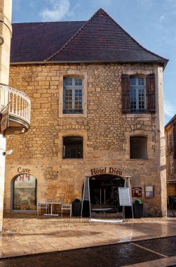 Aquitaine, Fransa 'da Sarlat. Prigord Noir 'in başkenti, resimli sokaklar ve anıtlarla dolu bir ortaçağ köyü. Yer mantarı, mantar, kaz ciğeri ve tipik tatlılara dayalı mutfağı tatmak için..