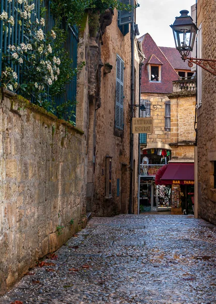 Aquitaine, Fransa 'da Sarlat. Prigord Noir 'in başkenti, resimli sokaklar ve anıtlarla dolu bir ortaçağ köyü. Yer mantarı, mantar, kaz ciğeri ve tipik tatlılara dayalı mutfağı tatmak için..
