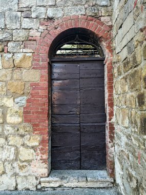 Buonconvento, İtalya, Toskana 'da ortaçağ köyü. 1371 'den beri duvarlarla çevrili olan Girit Senesi' nin bir parçasıdır ve Ombrone Vadisi 'nde yükselir. Dış duvarlarda ortaçağ kapısı.