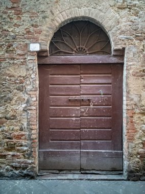 Buonconvento, İtalya, Toskana 'da ortaçağ köyü. 1371 'den beri duvarlarla çevrili olan Girit Senesi' nin bir parçasıdır ve Ombrone Vadisi 'nde yükselir. Dış duvarlarda ortaçağ kapısı.