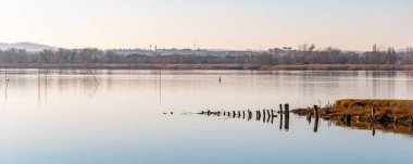 Trasimeno Gölü, Castiglione del Lago, Umbria, İtalya. Ortaçağ köyünün marinasından göl manzarası.