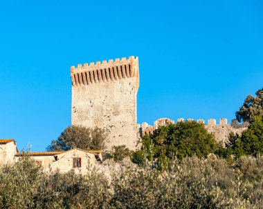 Castiglione del Lago, Umbria, İtalya. Trasimeno Gölü 'nde yükselen bir ortaçağ köyü. Aslan kalesinin ve aşağıdaki zeytin ağaçlarının manzarası..