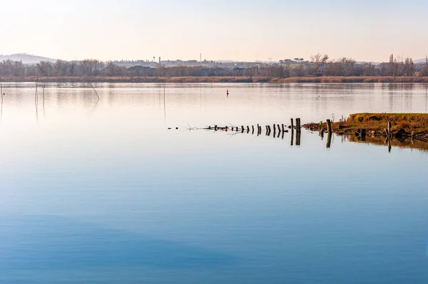 Trasimeno Gölü, Castiglione del Lago, Umbria, İtalya. Ortaçağ köyünün marinasından göl manzarası.