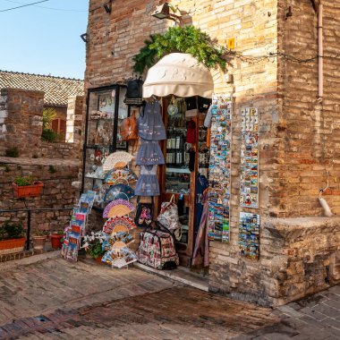Assisi, barış şehri, İtalya. UNESCO Dünya Mirası, San Francesco 'nun doğduğu yer. Tarihi merkezde bir hediyelik eşya dükkanı manzarası.