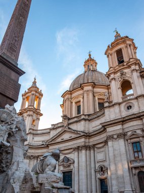 Roma İtalya. Dünyanın en güzel ve en ünlü şehirlerinden biri. Dört nehrin çeşmesinin ve 