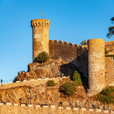 Tossa de Mar, Costa Brava, İspanya. Büyüleyici ortaçağ duvarlı köyü ve Akdeniz 'de tatil için ünlü sahil beldesi. Kale gözetleme kulelerinin görüntüsü.
