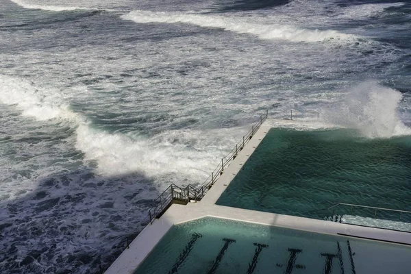 Piscinas de Rock com vista para o Mar de Tasman em Bondi, Sydney - Austrália — Fotografia de Stock