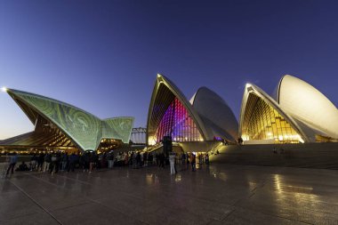 Sydney Opera Binası, 20. yüzyılın en seçkin binalarından biri olarak tanımlanan çok katlı bir sahne sanatları merkezidir.