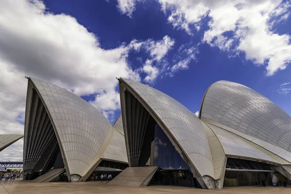 シドニー・オペラハウス(Sydney Opera House)は、 20世紀で最も特徴的な建物の1つとして知られる複数会場の舞台芸術センターです。 — ストック写真