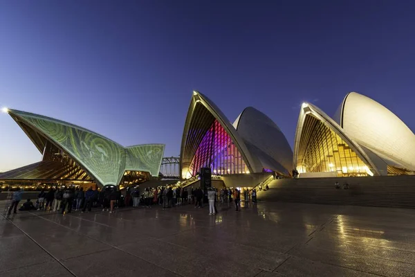 悉尼歌剧院是一个多场地的表演艺术中心，是20世纪最具特色的建筑之一 — 图库照片
