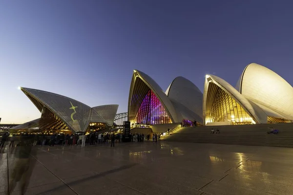 悉尼歌剧院是一个多场地的表演艺术中心，是20世纪最具特色的建筑之一 — 图库照片