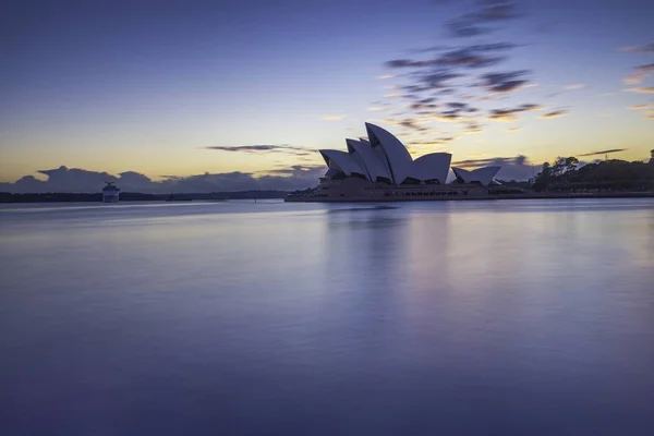 L'Opéra de Sydney est un centre d'arts de la scène multi-lieux identifié comme l'un des bâtiments les plus distinctifs du XXe siècle. — Photo