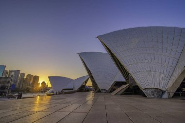Sydney Opera Binası, 20. yüzyılın en seçkin binalarından biri olarak tanımlanan çok katlı bir sahne sanatları merkezidir.