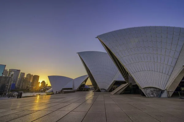 De Sydney Opera House is een multi-locatie podiumkunsten centrum geïdentificeerd als een van de meest onderscheidende gebouwen van de 20e eeuw — Stockfoto