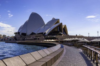 Sydney Opera Binası, 20. yüzyılın en seçkin binalarından biri olarak tanımlanan çok katlı bir sahne sanatları merkezidir.