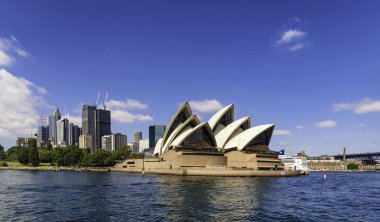 Sydney Opera Binası, 20. yüzyılın en seçkin binalarından biri olarak tanımlanan çok katlı bir sahne sanatları merkezidir.
