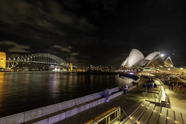 L'Opéra de Sydney et le pont du port dans la nuit — Photo