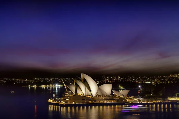 Opera w Sydney to wielofunkcyjne centrum sztuki, uznane za jeden z najbardziej charakterystycznych budynków XX wieku. — Zdjęcie stockowe