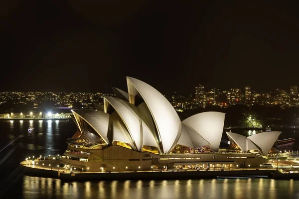 Opera w Sydney to wielofunkcyjne centrum sztuki, uznane za jeden z najbardziej charakterystycznych budynków XX wieku. — Zdjęcie stockowe