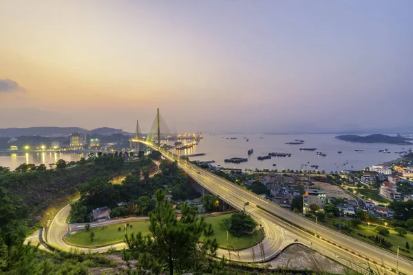 Bai Chay köprüsü Ha Long şehrinde, Quang Ninh vilayetinde, Vietnam