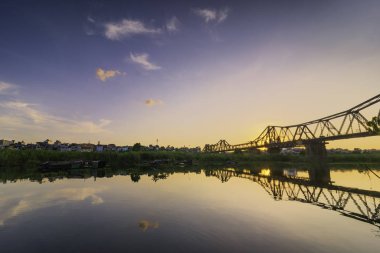 Köprü, Fransız (1898-1902) tarafından inşa edilen ve adını Hindiçin Genel Valisi Paul Dormer 'den alan Kızıl Nehir üzerindeki ilk çelik köprüdür.