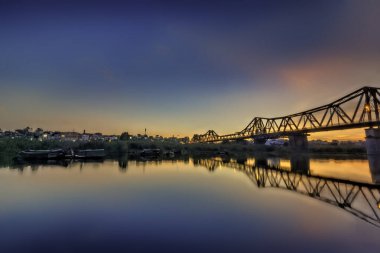 Köprü, Fransız (1898-1902) tarafından inşa edilen ve adını Hindiçin Genel Valisi Paul Dormer 'den alan Kızıl Nehir üzerindeki ilk çelik köprüdür.