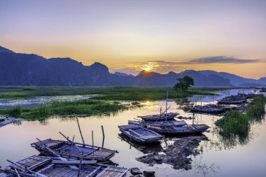 Van Long 'da teknesi olan manzara Ninh Binh, Vietnam' da doğal rezerv.