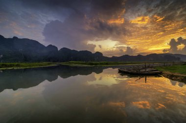 Van Long 'da teknesi olan manzara Ninh Binh, Vietnam' da doğal rezerv.