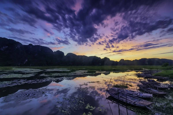 Van Long 'da teknesi olan manzara Ninh Binh, Vietnam' da doğal rezerv.